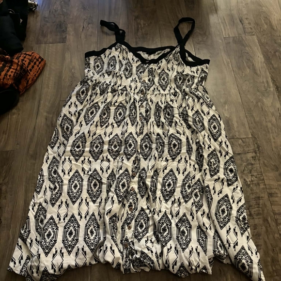 Torrid White Button-Front And geometric Dress - Picture 3 of 4